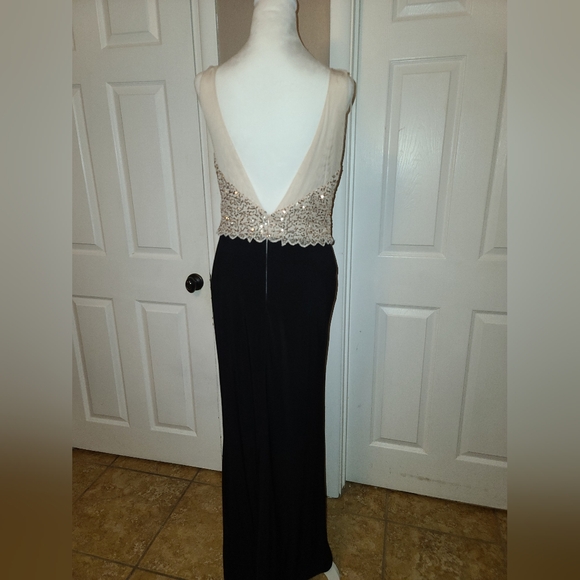 Formal Dress. - Picture 3 of 4